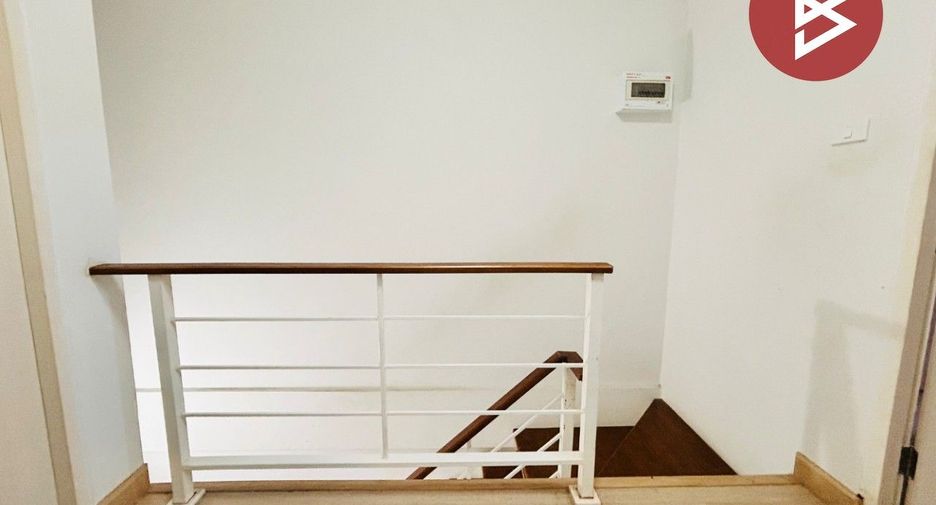 À vendre 2 chambres maison de ville à Si Racha, Chonburi