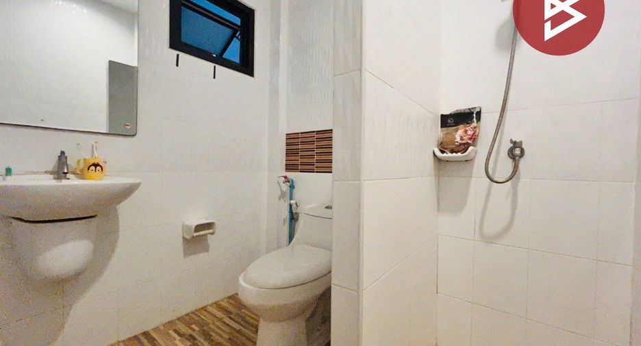 À vendre 2 chambres maison de ville à Si Racha, Chonburi