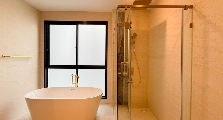 For rent and for sale 4 bedrooms house in Bang Kapi, Bangkok