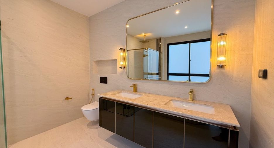 For rent and for sale 4 bedrooms house in Bang Kapi, Bangkok