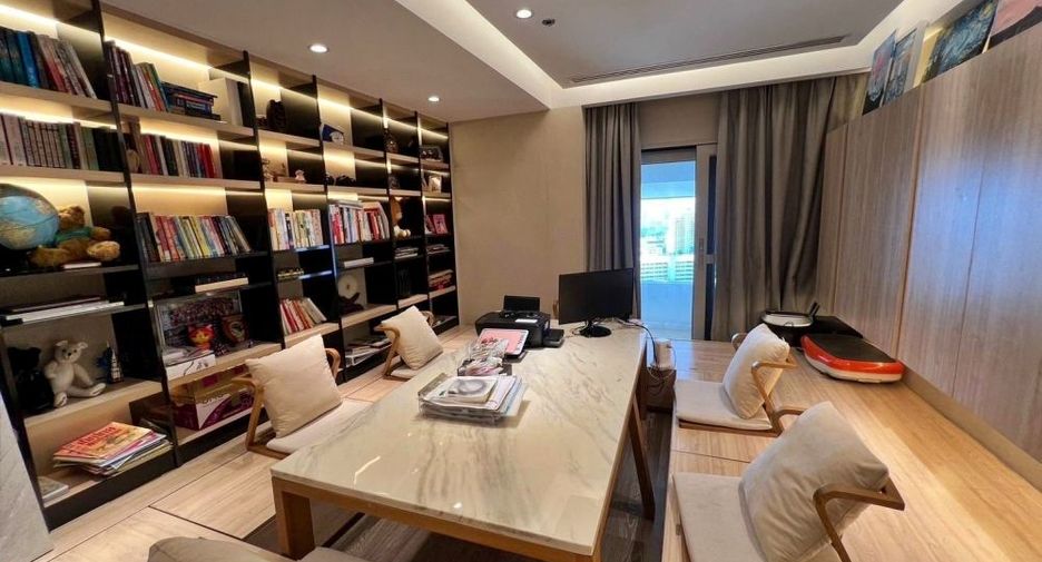 For sale 3 bedrooms condo in Khlong Toei, Bangkok