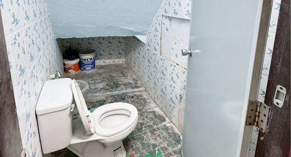 Casa adosada en venta de 2 habitaciones en Krathum Baen, Samut Sakhon