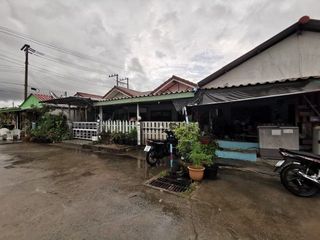 À vendre 1 chambre maison de ville à Ban Bueng, Chonburi