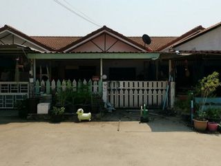 À vendre 1 chambre maison de ville à Ban Bueng, Chonburi