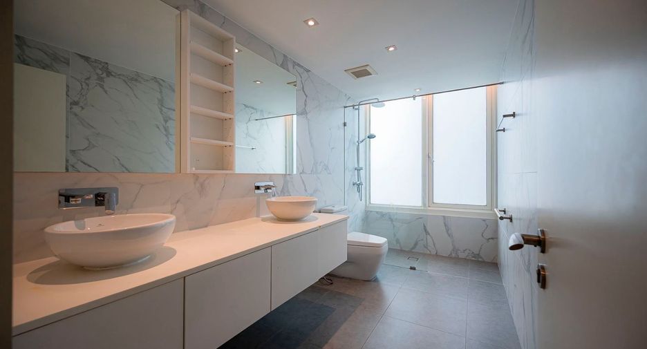 For sale 3 bedrooms condo in Khlong Toei, Bangkok