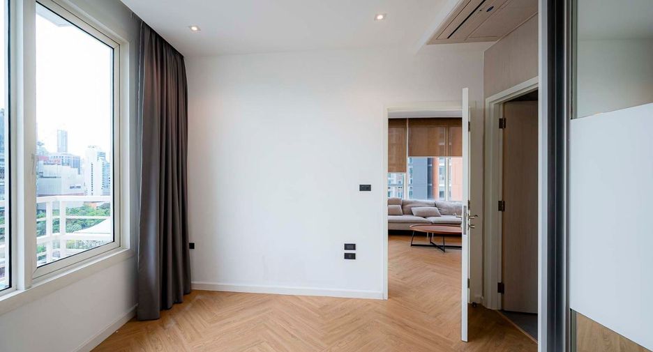 For sale 3 bedrooms condo in Khlong Toei, Bangkok