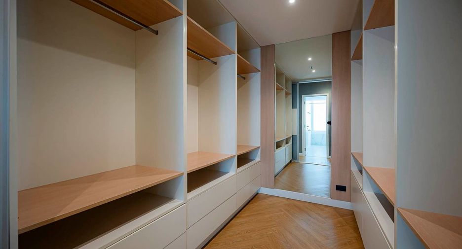 For sale 3 bedrooms condo in Khlong Toei, Bangkok