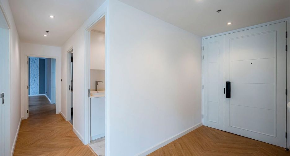 For sale 3 bedrooms condo in Khlong Toei, Bangkok