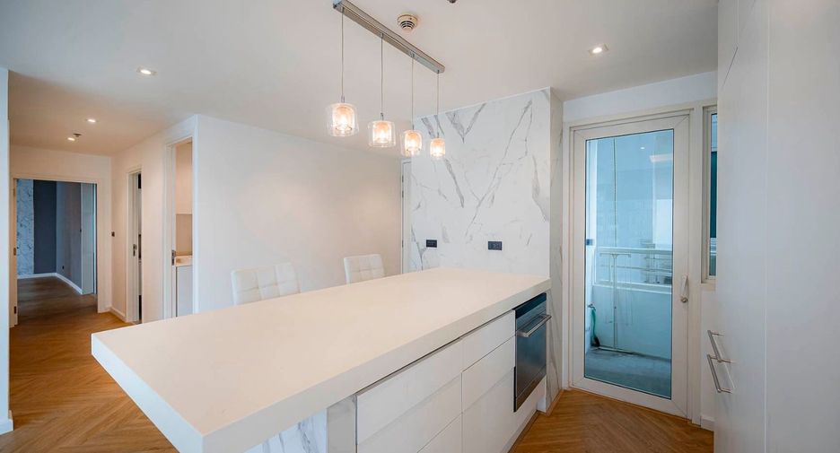 For sale 3 bedrooms condo in Khlong Toei, Bangkok
