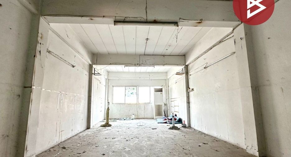 For sale 3 bedrooms retail Space in Mueang Samut Prakan, Samut Prakan