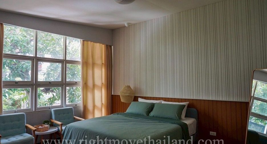 For rent 3 bedrooms townhouse in Watthana, Bangkok