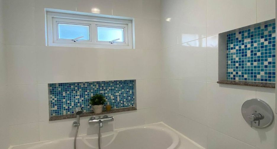 For rent そして for sale 3 ベッドルーム condo in Phra Khanong, Bangkok
