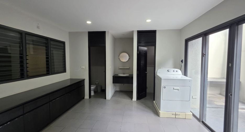 Casa en alquiler de 4 habitaciones en Watthana, Bangkok