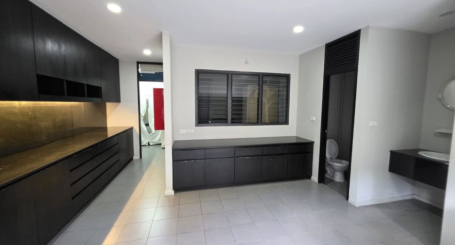 Casa en alquiler de 4 habitaciones en Watthana, Bangkok