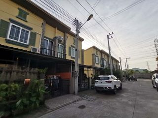À vendre 1 chambre maison de ville à Ban Bueng, Chonburi