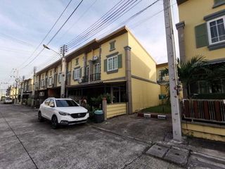 À vendre 1 chambre maison de ville à Ban Bueng, Chonburi