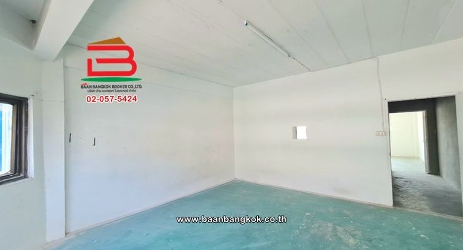 Gewerbefläche zum Kauf mit 6 Zimmer in Mueang Nonthaburi, Nonthaburi