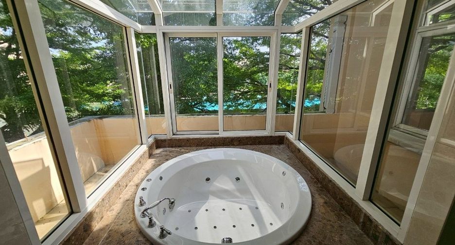 For sale 6 bedrooms house in Lat Phrao, Bangkok