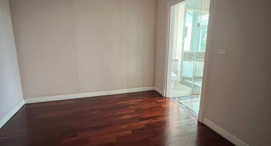For sale 6 bedrooms house in Lat Phrao, Bangkok