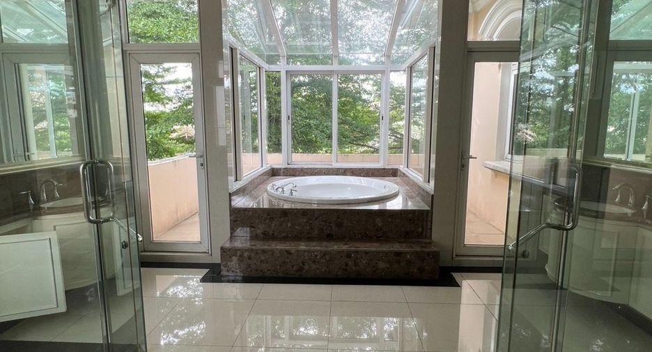 For sale 6 bedrooms house in Lat Phrao, Bangkok