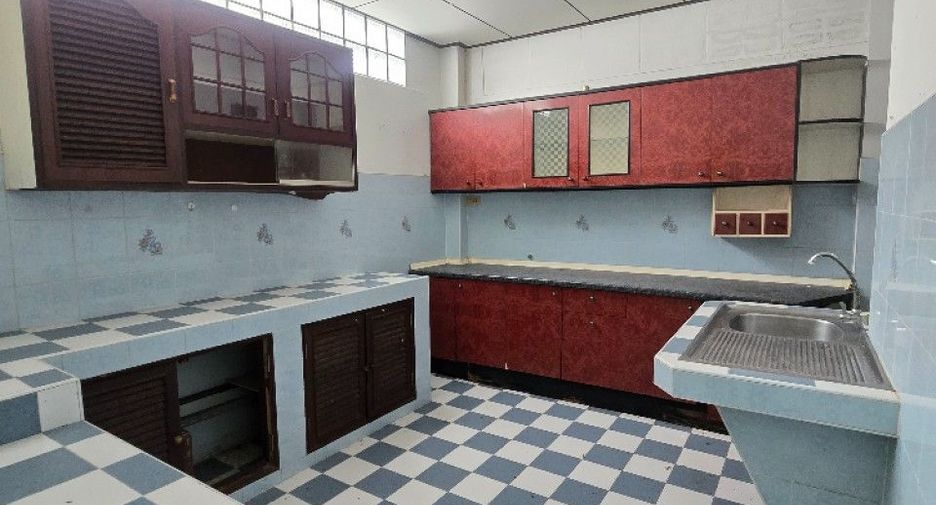 For sale 4 bedrooms townhouse in Mueang Chachoengsao, Chachoengsao