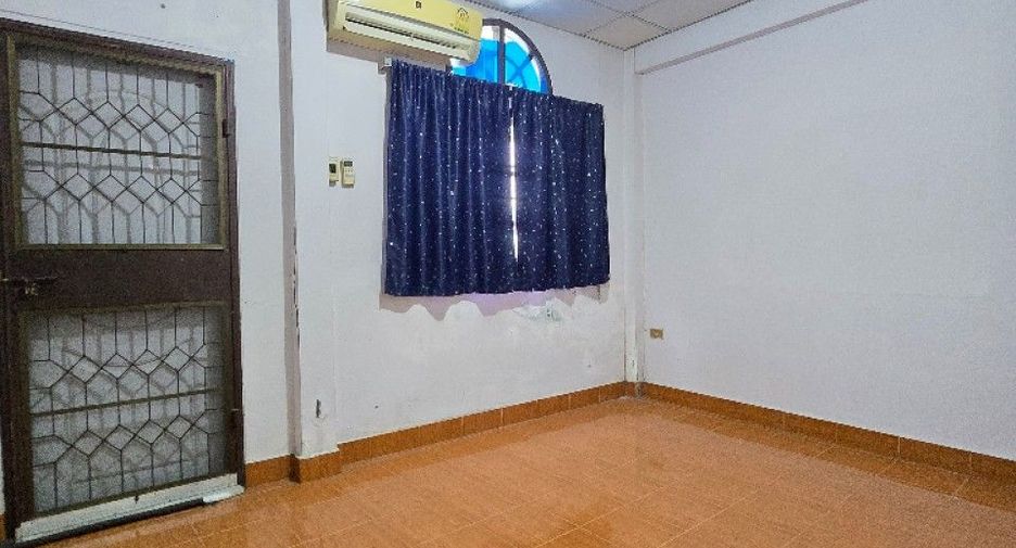 For sale 4 bedrooms townhouse in Mueang Chachoengsao, Chachoengsao