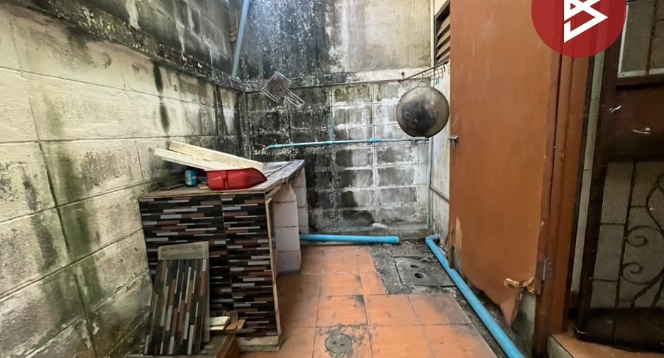 Casa adosada en venta de estudio en Bang Pakong, Chachoengsao