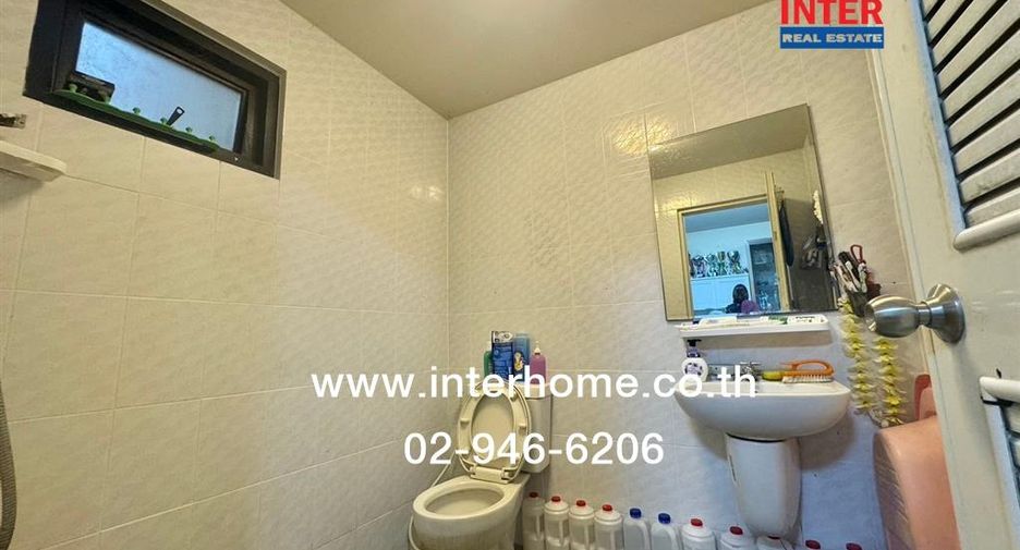 Casa adosada en venta de 4 habitaciones en Phra Samut Chedi, Samut Prakan