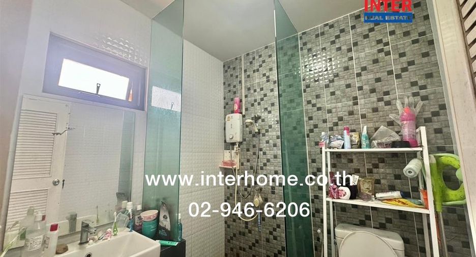 Casa adosada en venta de 4 habitaciones en Phra Samut Chedi, Samut Prakan