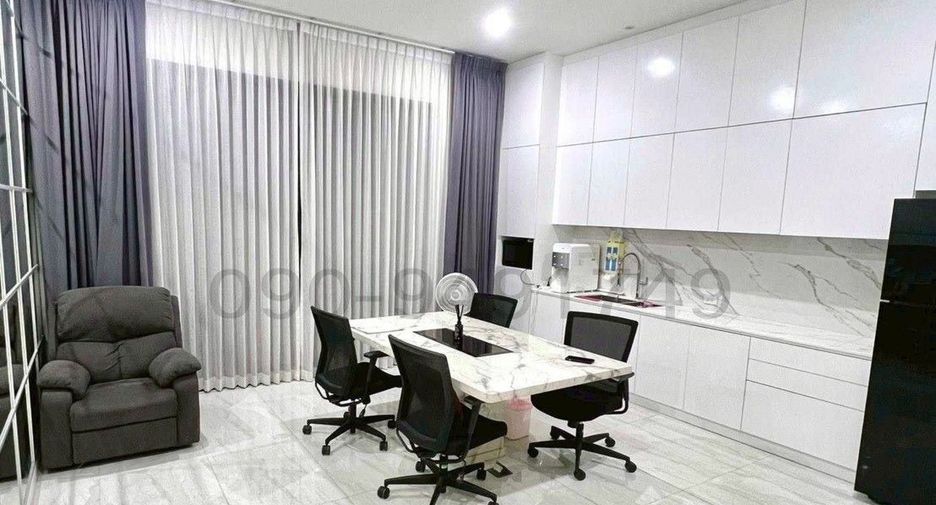 For rent 4 bedrooms retail Space in Chatuchak, Bangkok