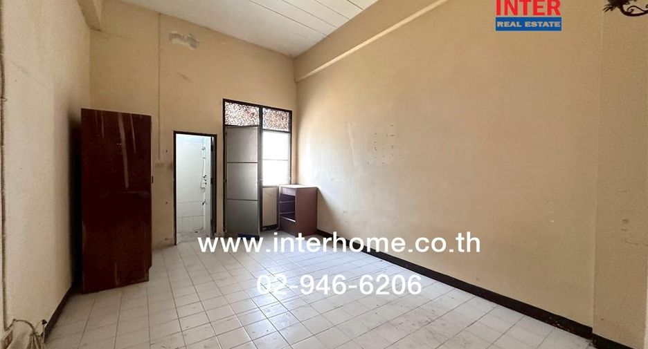 For sale 74 bedrooms apartment in Bang Kapi, Bangkok