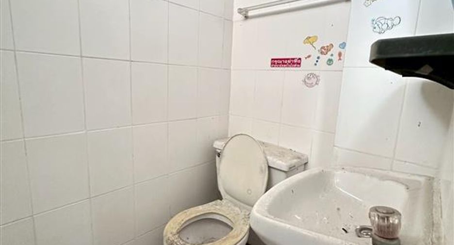 For sale 74 bedrooms apartment in Bang Kapi, Bangkok