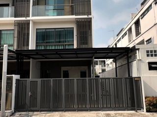 Casa adosada en alquiler de 3 habitaciones en Lat Phrao, Bangkok