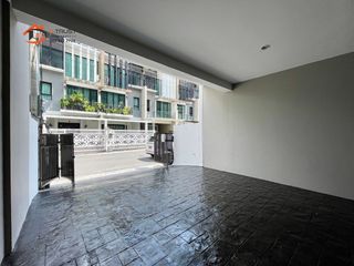 Reihenhaus zur Miete mit 3 Zimmer in Khlong Toei, Bangkok