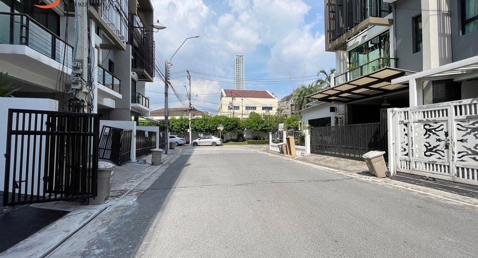 Casa adosada en alquiler de 3 habitaciones en Khlong Toei, Bangkok
