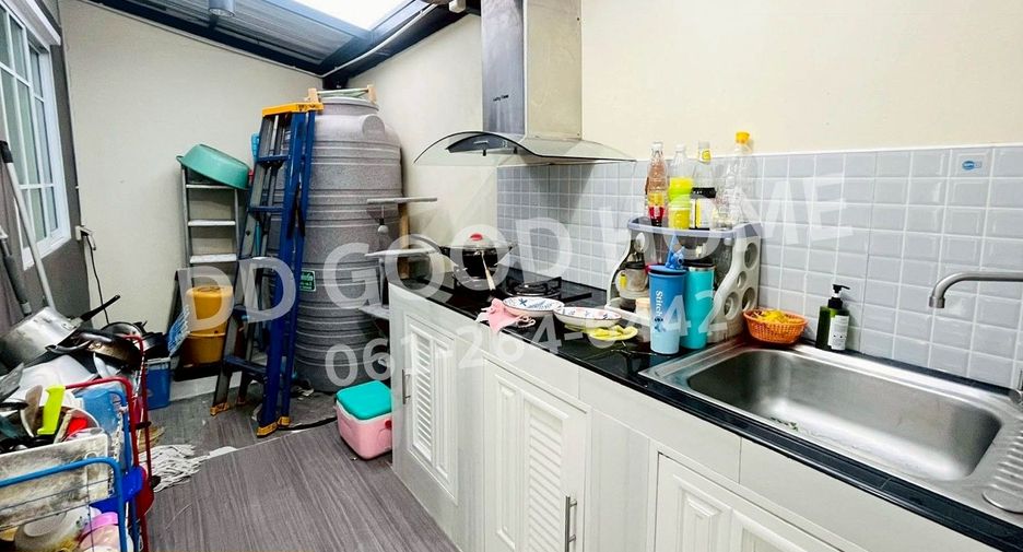Casa adosada en venta de 4 habitaciones en Bang Lamung, Chonburi