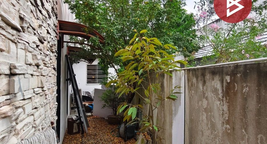 À vendre 2 chambres maison de ville à Sam Phran, Nakhon Pathom