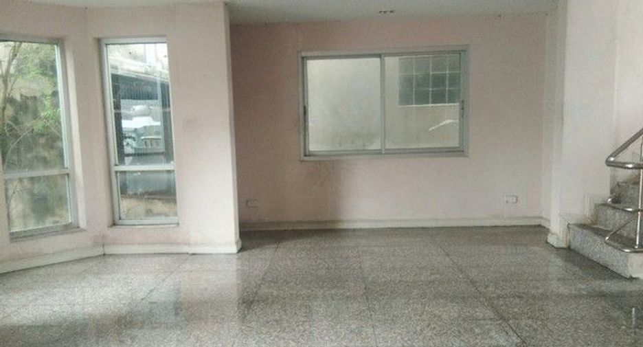 For sale 1 bed retail Space in Bang Rak, Bangkok