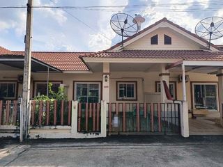 À vendre 1 chambre maison de ville à Ban Bueng, Chonburi