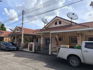 À vendre 1 chambre maison de ville à Ban Bueng, Chonburi