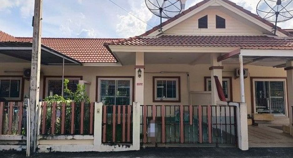 À vendre 1 chambre maison de ville à Ban Bueng, Chonburi