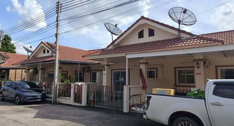 À vendre 1 chambre maison de ville à Ban Bueng, Chonburi