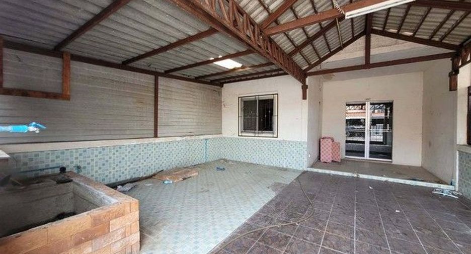 À vendre 1 chambre maison de ville à Ban Bueng, Chonburi