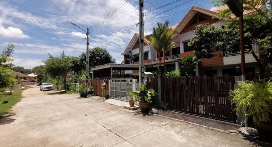 For sale 1 bed townhouse in Ban Bueng, Chonburi