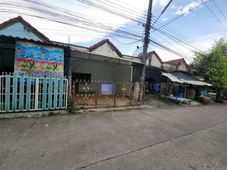 出售 2 卧室 联排别墅 在 Ban Bueng, Chon Buri