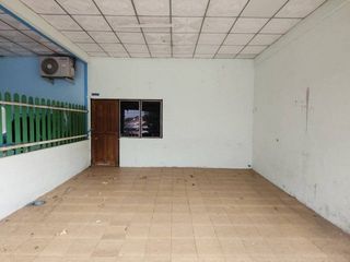 出售 2 卧室 联排别墅 在 Ban Bueng, Chon Buri