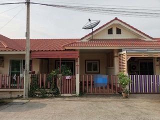 出售 2 卧室 联排别墅 在 Ban Bueng, Chon Buri