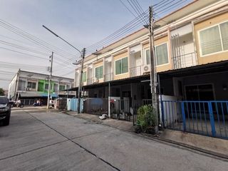 出售 2 卧室 联排别墅 在 Ban Bueng, Chon Buri