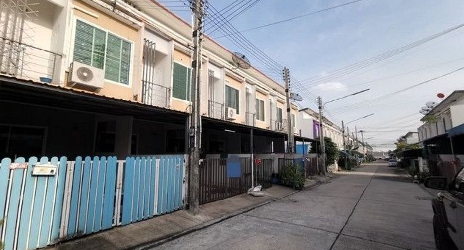 For sale 2 bedrooms townhouse in Ban Bueng, Chonburi