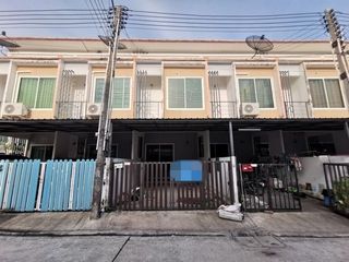 出售 2 卧室 联排别墅 在 Ban Bueng, Chon Buri